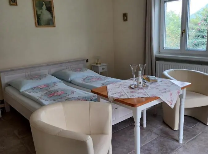 Romy Mit 3 Gaestezimmer Appartement