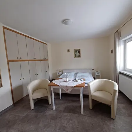 Апартаменты Romy Mit 3 Gaestezimmer *